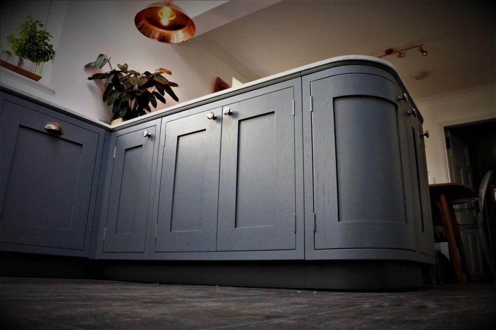 Painted Inframe peninsuler with breakfast bar and curved units