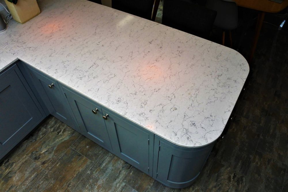 Painted InfRame Kitchen with White arabesque silestone